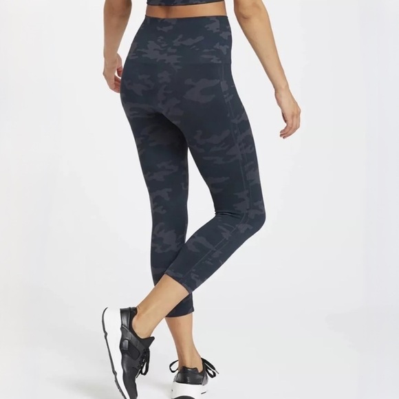 NWT Spanx Look At Me Now Camo Cropped High Waisted Leggings - Picture 2 of 10